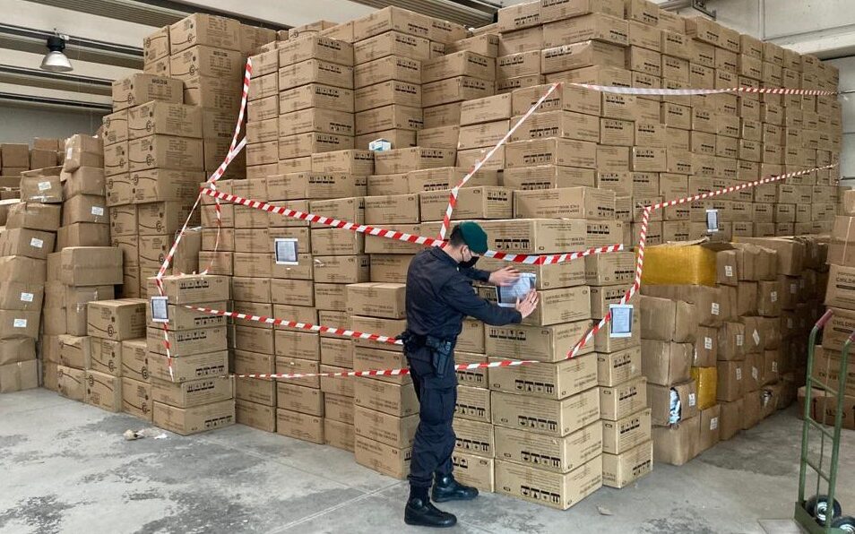 Maxi sequestro di 7 milioni di mascherine e saturimetri illegali: coinvolta una ditta di Treviso