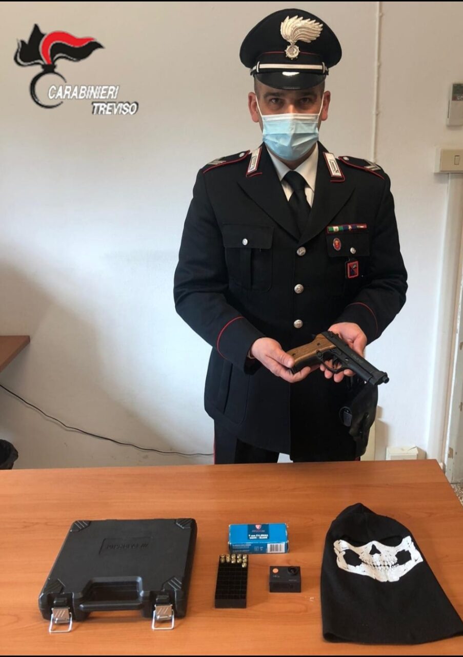 Silea, si nascondeva alla “Chiari&Forti” con scacciacani, passamontagna e telecamera