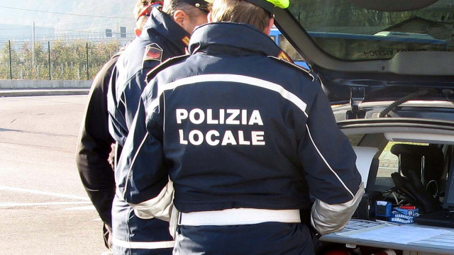 Mano lesta, ma non troppo: borseggiatrice colta sul fatto al mercato da poliziotti in borghese