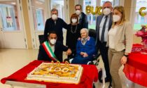 Una pergamena e gli auguri del sindaco Conte per i 100 anni di Ines Cappelletto