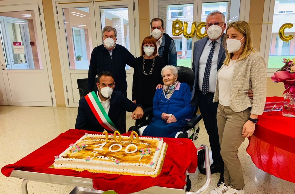 Una pergamena e gli auguri del sindaco Conte per i 100 anni di Ines Cappelletto
