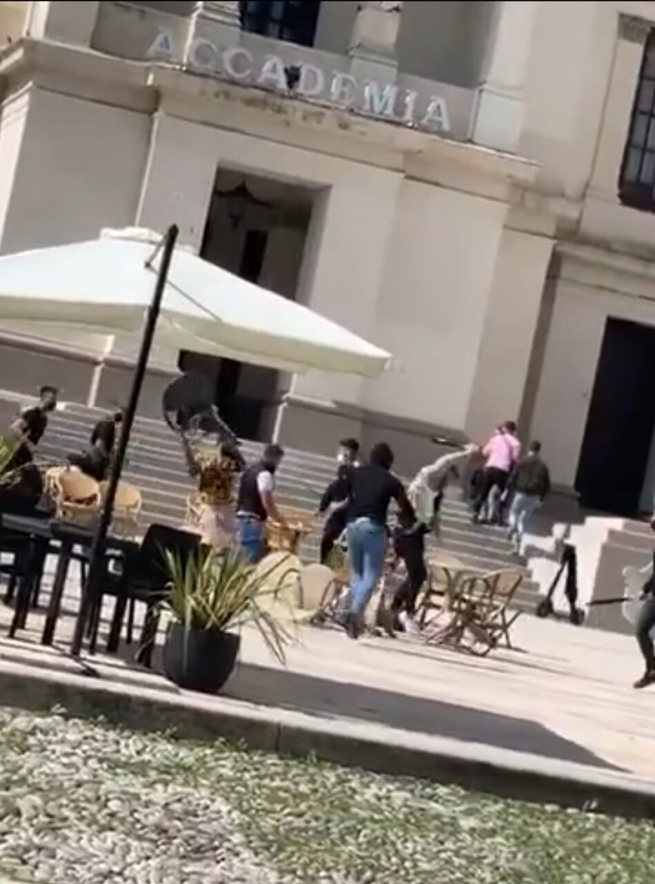 Violenza a Conegliano, il video del folle raid punitivo in piazza