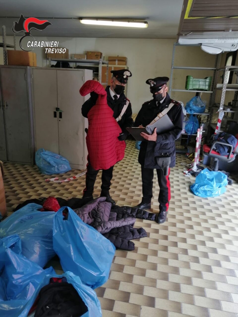Magazzino di merce contraffatta scoperto dopo una rissa violenta a colpi di coltello