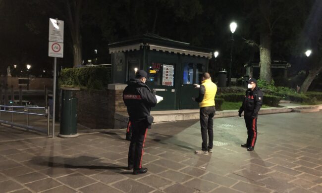 Fa il “bàcaro tour” poi chiama i Carabinieri: “Portatemi in carcere, non sopporto i domiciliari”