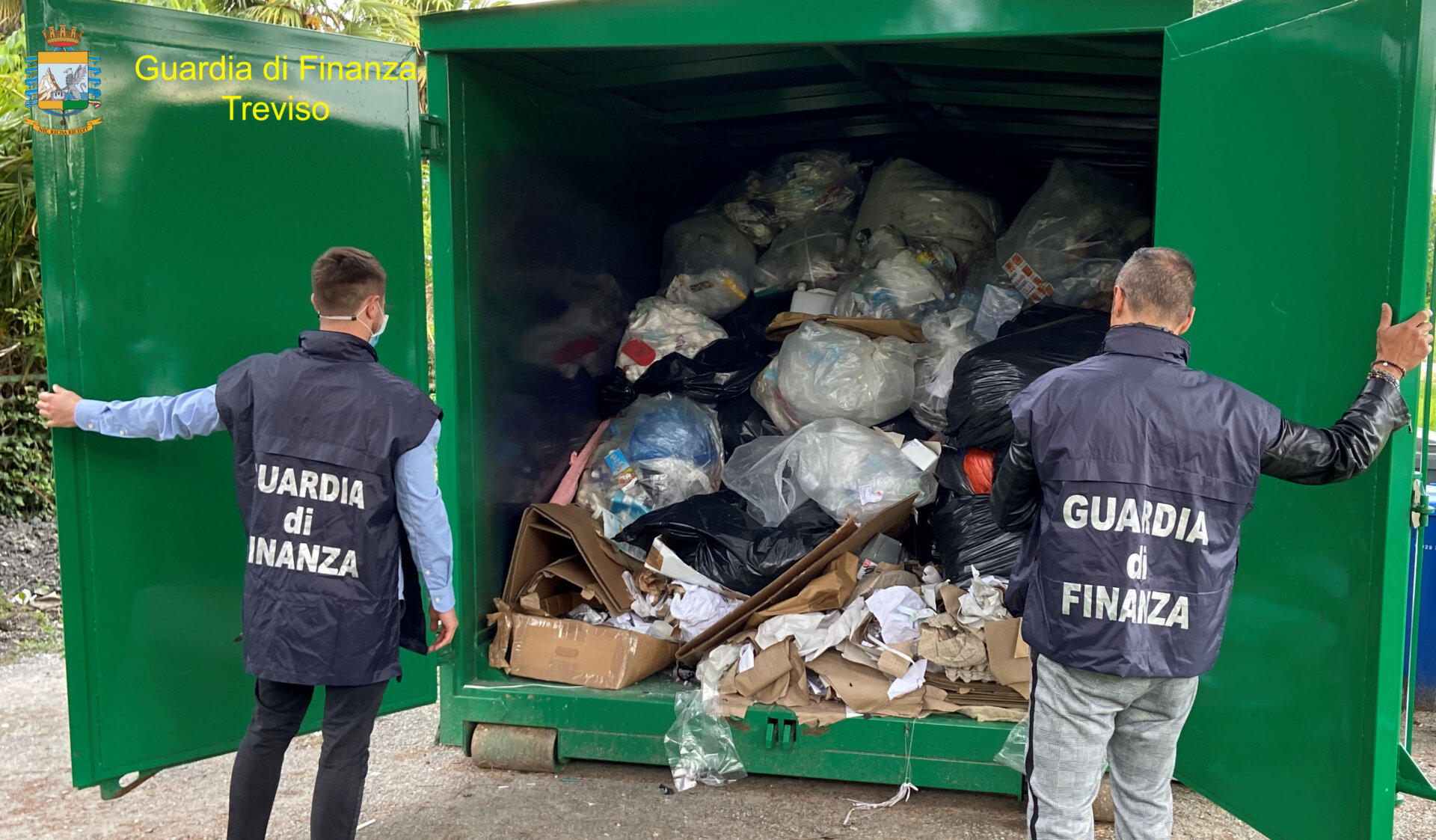 Lavoro nero, nessuna sicurezza e gestione illecita di rifiuti: sequestrata fabbrica tessile a Loria