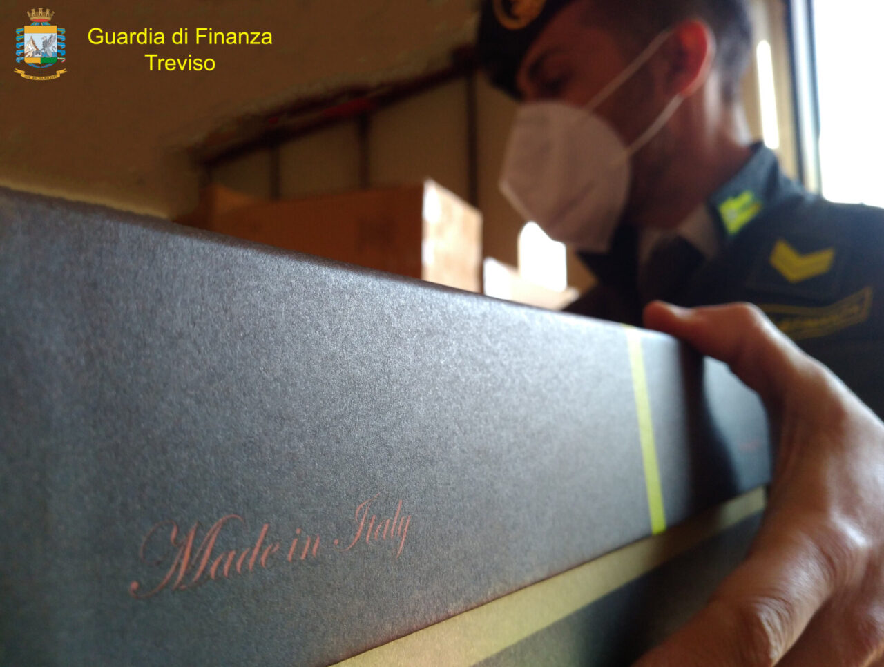 “Made in Italy” per finta, sequestrati oltre 23mila capi d’abbigliamento “tarocchi”