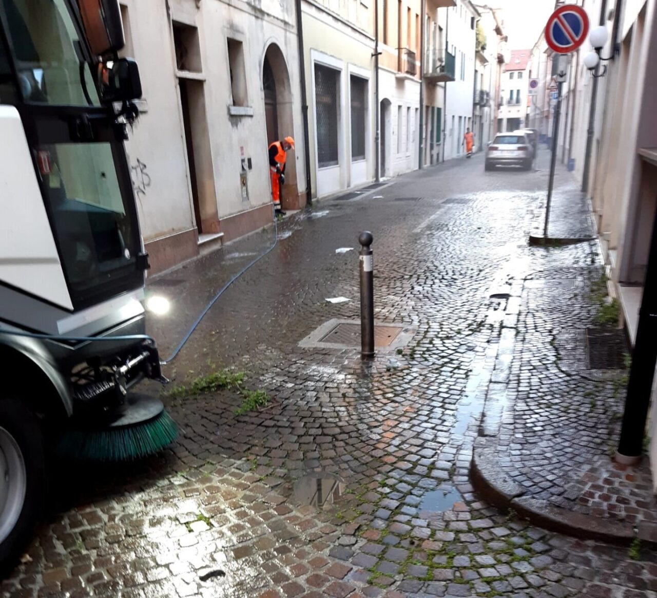 Castelfranco Veneto: Contarina pulisce portici, marmi e marciapiedi del centro storico