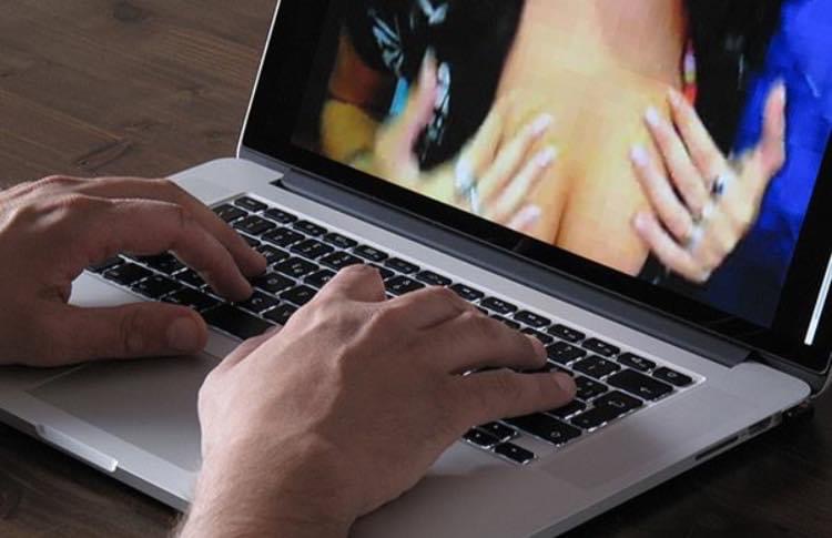 Il video hot dell’ex, due innocenti indagati e il “primo gallo che canta…”