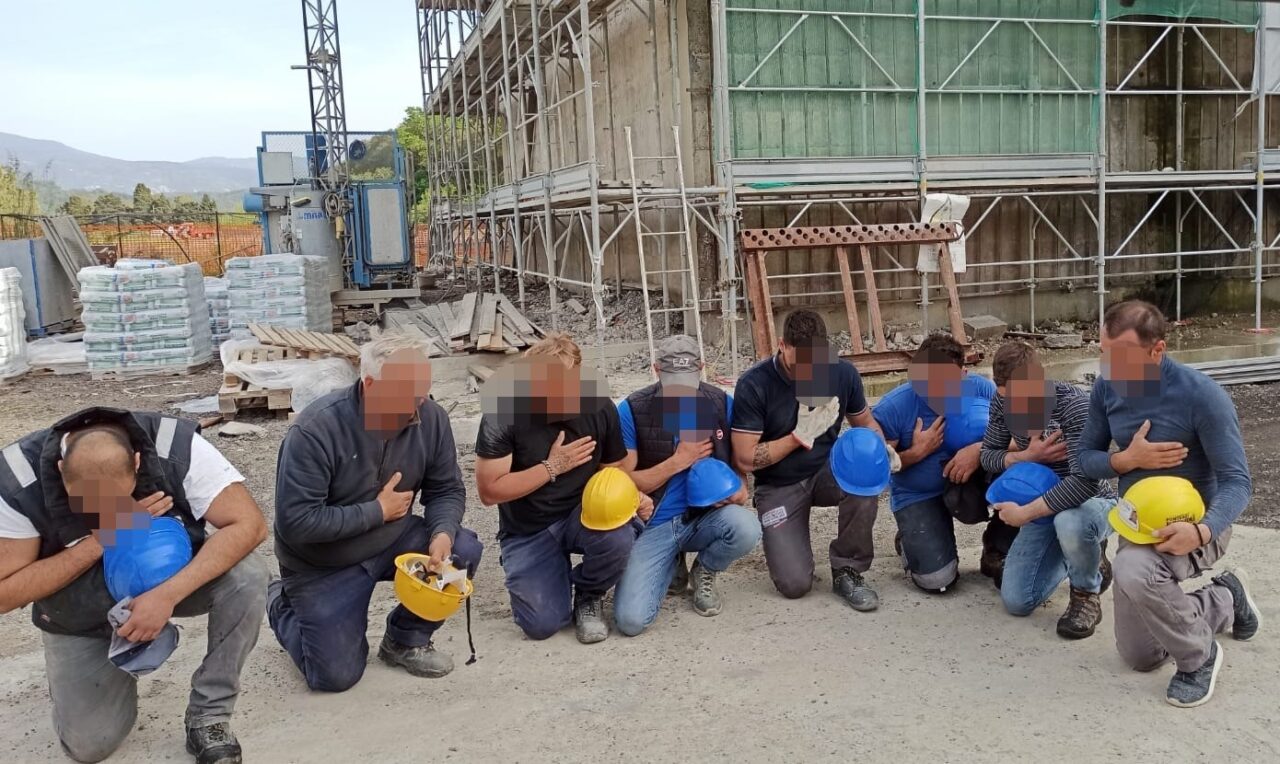 Lavoratori in ginocchio per Mattia in 45 cantieri: il video del minuto di silenzio