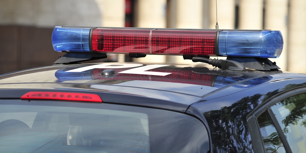 Non si ferma all’alt, tenta di investire un agente e poi simula il furto della moto per “sfangarla”: denunciato