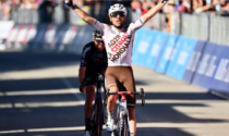 Vittoria trevigiana al Giro con Andrea Vendrame, a braccia alzate sul traguardo