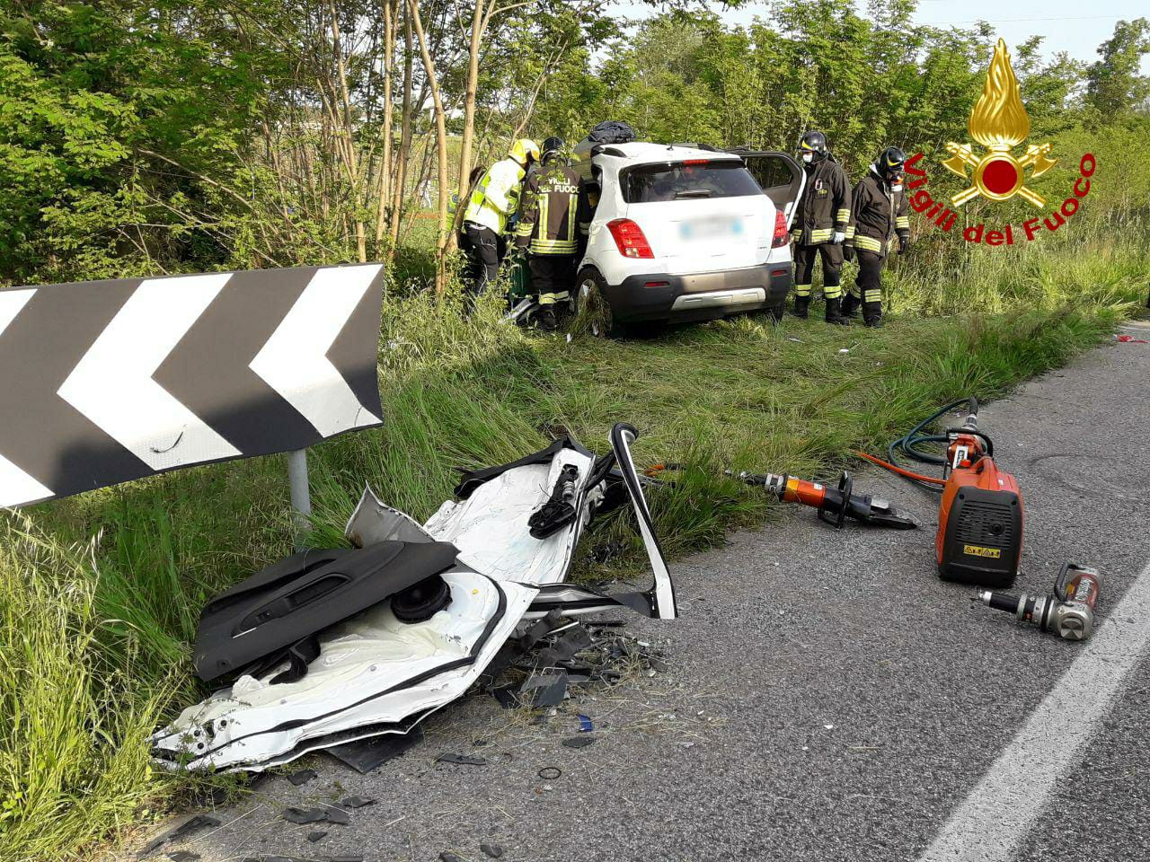 Incidente a Maserada, scontro tra auto e camion: due feriti estratti dalle lamiere
