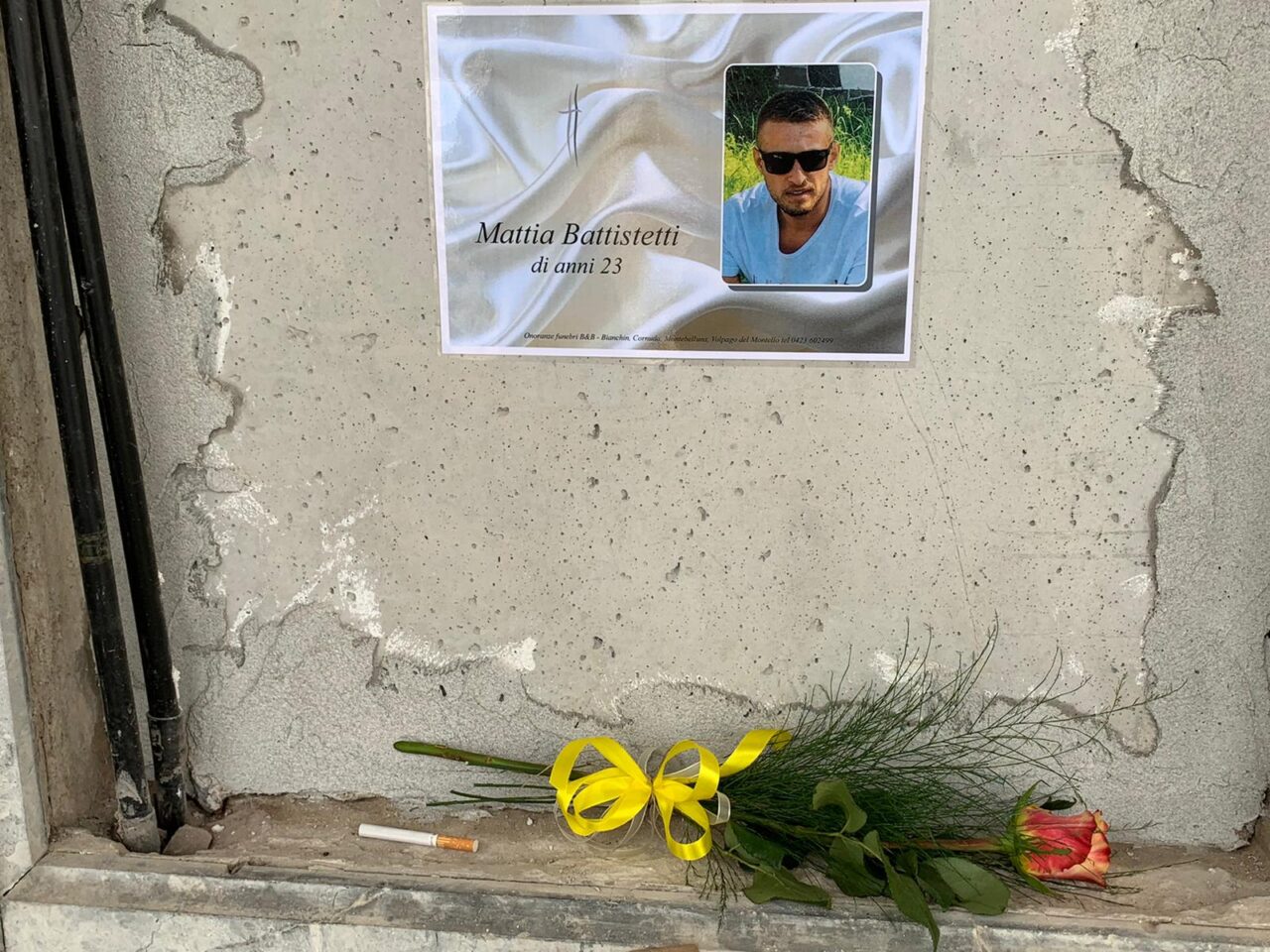 Sfregio alla memoria, rubati fiori e la “sua” sigaretta dalla tomba di Mattia