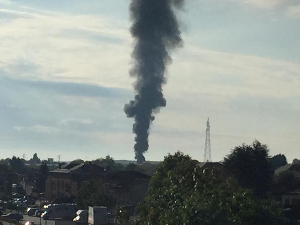 Densa colonna di fumo nero, grosso incendio alla Stiga: Vigili del fuoco sul posto
