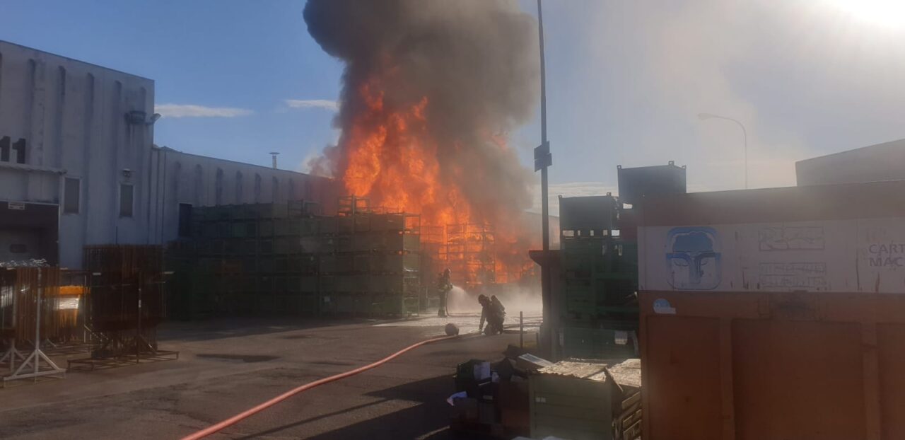 Incendio Stiga Castelfranco, video e foto dei cassoni in fiamme: Arpav monitora la qualità dell'aria