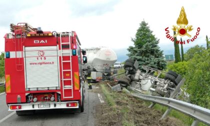 Incidente a San Biagio di Callalta, camion finisce ribaltato fuori strada