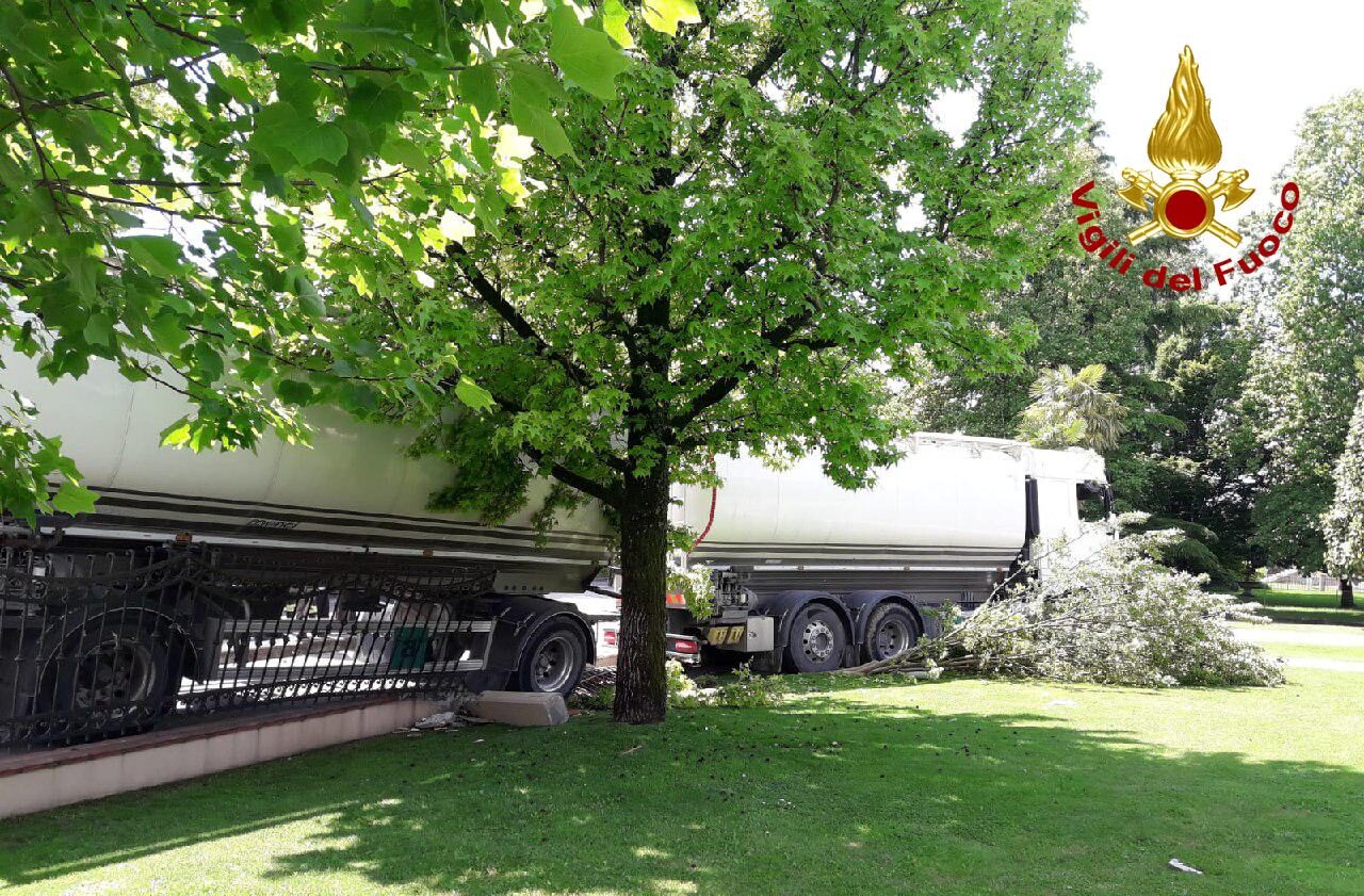 Malore del camionista, il “bestione” senza controllo finisce in un giardino privato