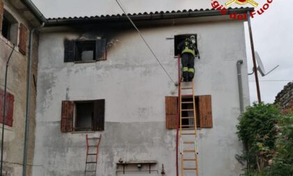 Palazzina colpita da un fulmine, scoppia l'incendio. Due persone intrappolate: un morto