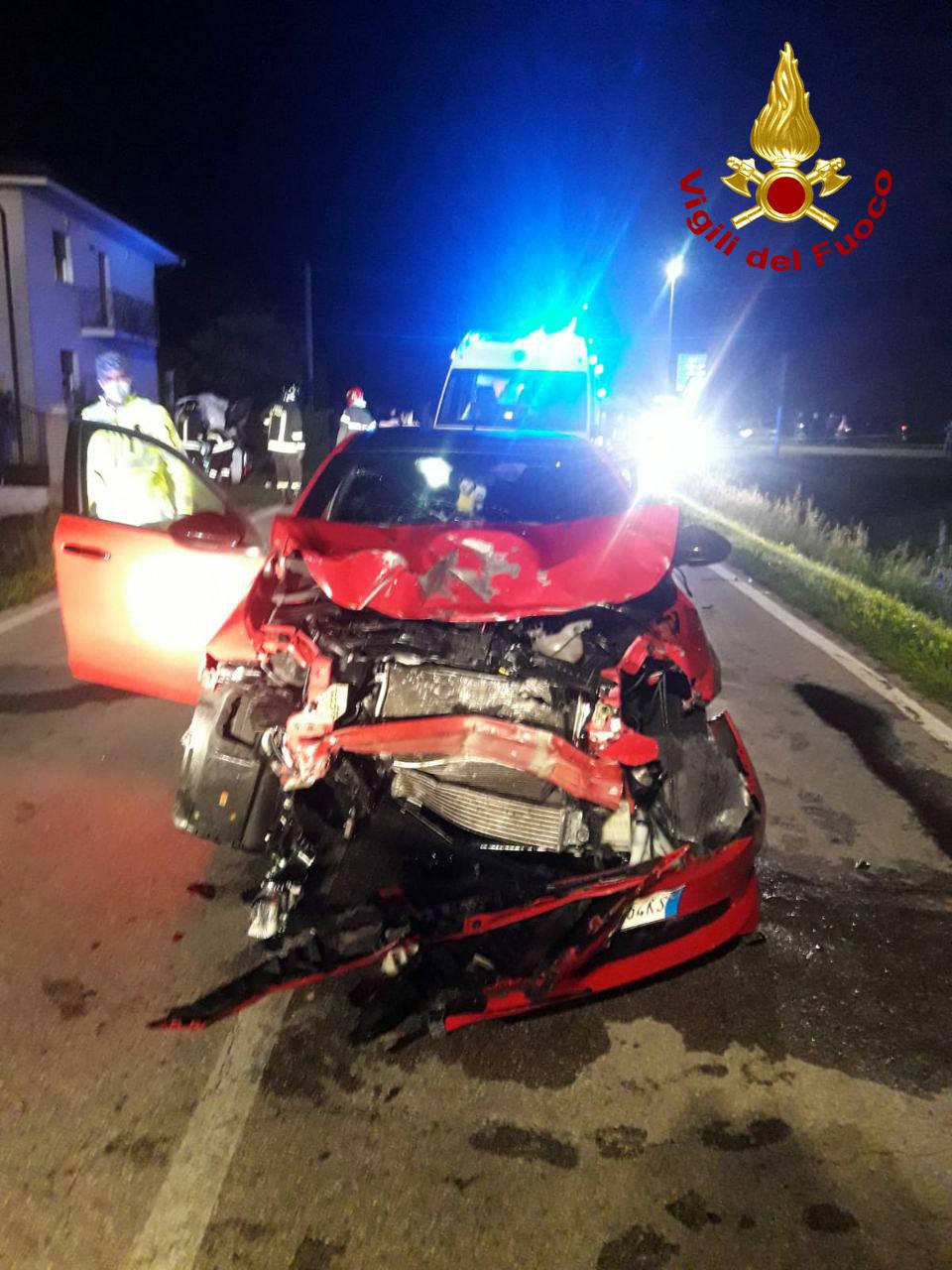 Grave incidente a Salgareda, donna estratta dalle lamiere: ferita una bimba di due anni