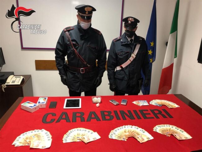 Banconote false e droga, giovane pregiudicato tenta la fuga: scazzottata coi Carabinieri