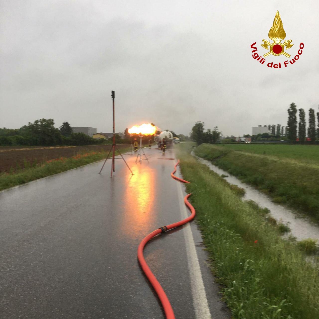 Incidente autocisterna, continuano le operazioni di svuotamento