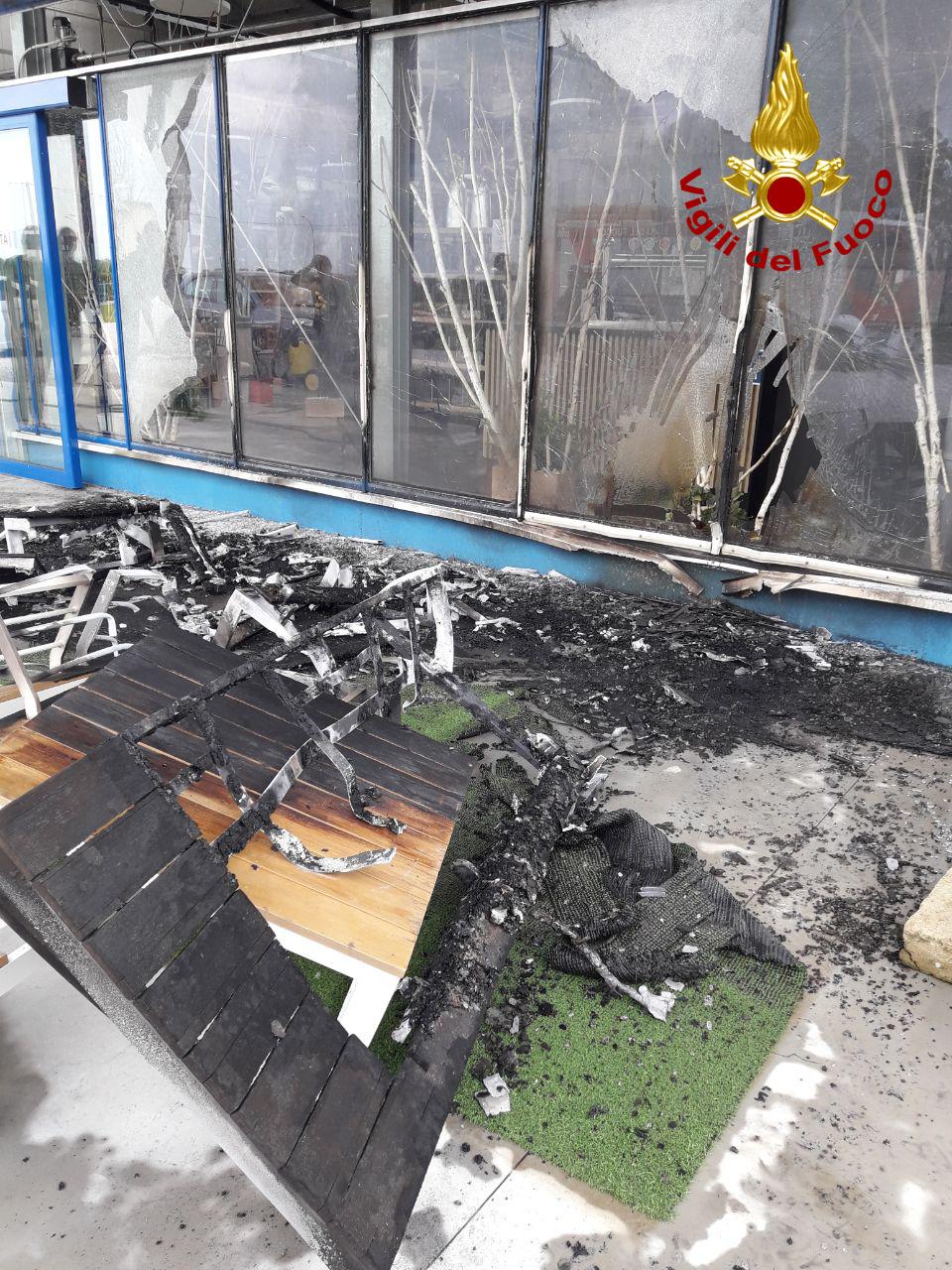 Paura a Paese, bruciati tavolini e panchine all’esterno della floricoltura Tonon