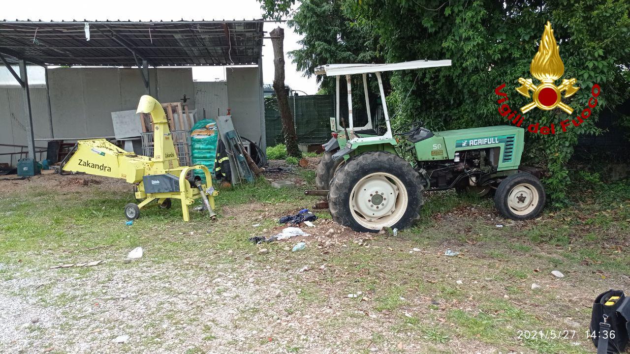 Tragedia sfiorata a Caerano, anziano finisce sotto il trattore che si ferma poco dopo