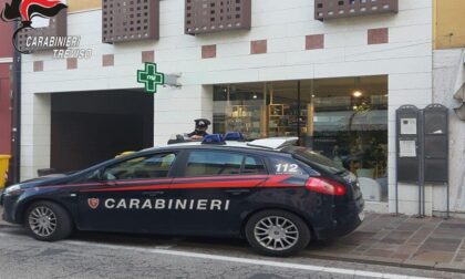 Rapina alla farmacia di via Marconi a Godego: caccia al giovane col coltello