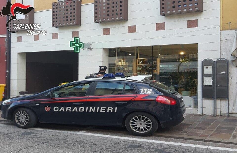 Rapina alla farmacia di via Marconi a Godego: caccia al giovane col coltello