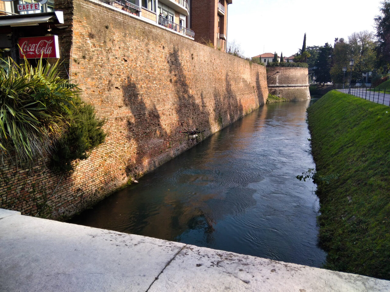 Le mura di Treviso saranno diserbate con i droni e usando l’acido acetico