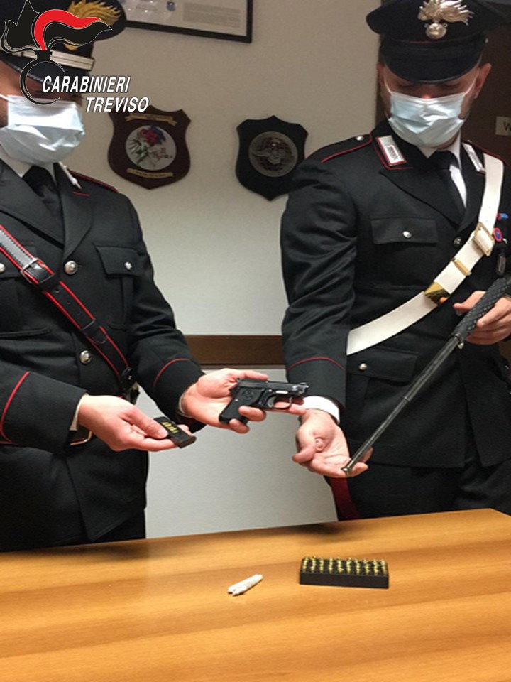 Teneva in casa una pistola clandestina, 43enne agli arresti domiciliari