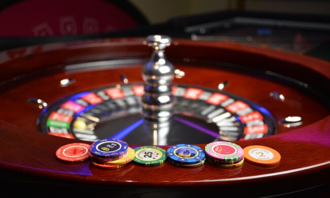 Raggirano una 34enne, le rubano 2.400 euro e vanno a giocarseli al Casinò di Venezia