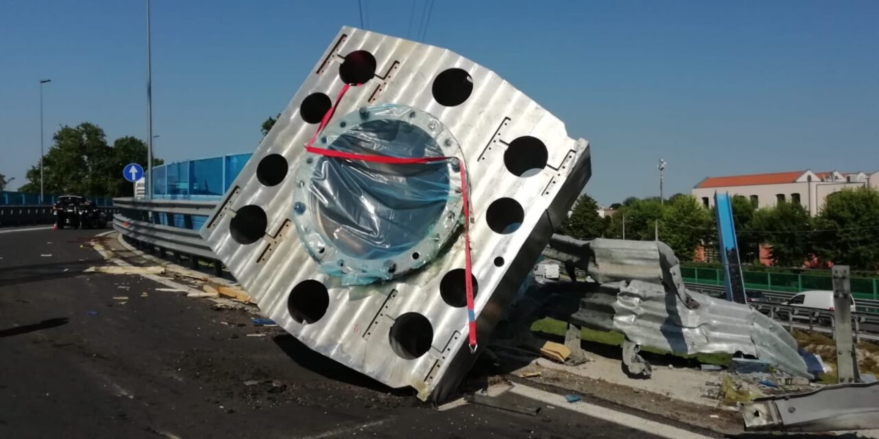 Tangenziale devastata dal pistone d’acciaio caduto dal camion: domani, mercoledì, la riapertura al traffico