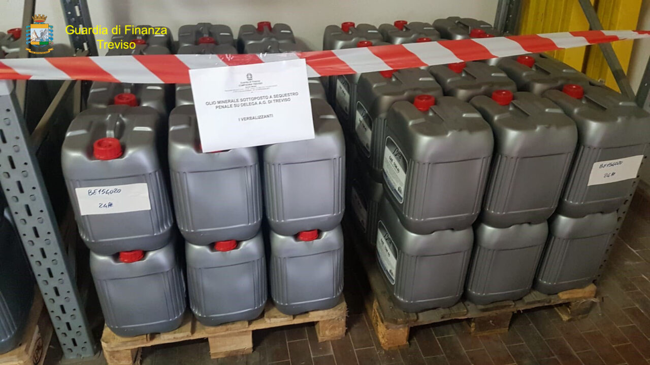 Tonnellate di olio motore di contrabbando sequestrate sulla “rotta balcanica”