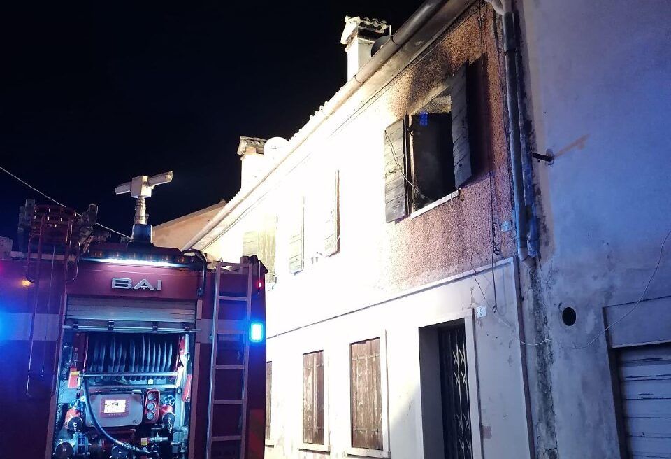 Incendio nella notte a Crespano del Grappa: in fiamme un’abitazione