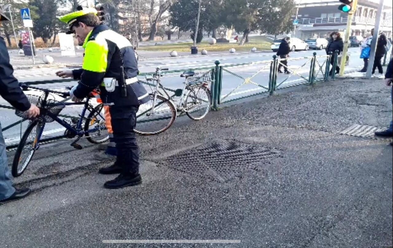 Fermato un giovane intento a contrattare una bici appena rubata