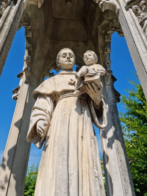 Grave atto di vandalismo a Salvatronda: mutilata la statua di Sant'Antonio col bambino