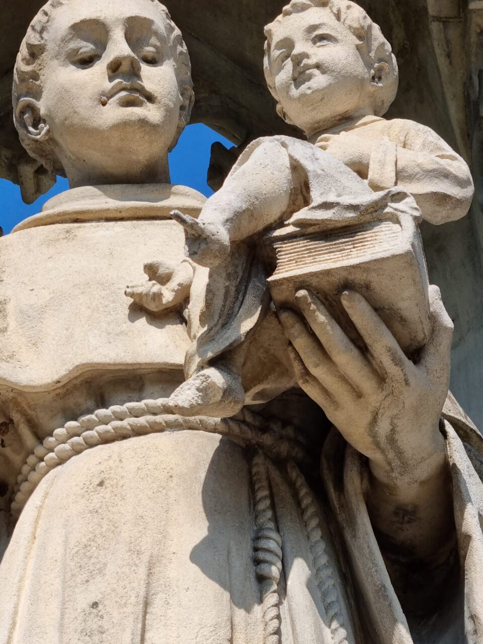 Grave atto di vandalismo a Salvatronda: mutilata la statua di Sant’Antonio col bambino