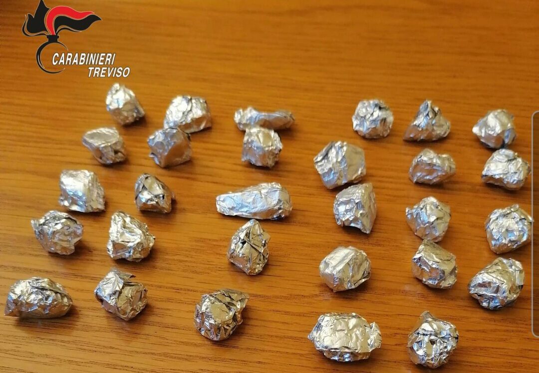 Cercano di fuggire per eludere il controllo: erano in possesso di 30 involucri di hashish