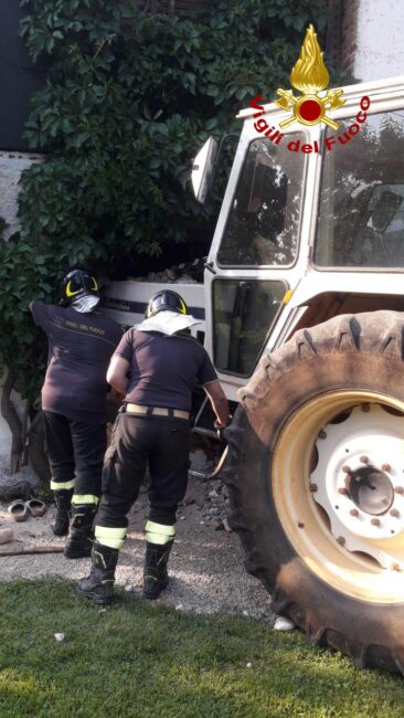 Il trattore finito dentro una casa a Montebelluna