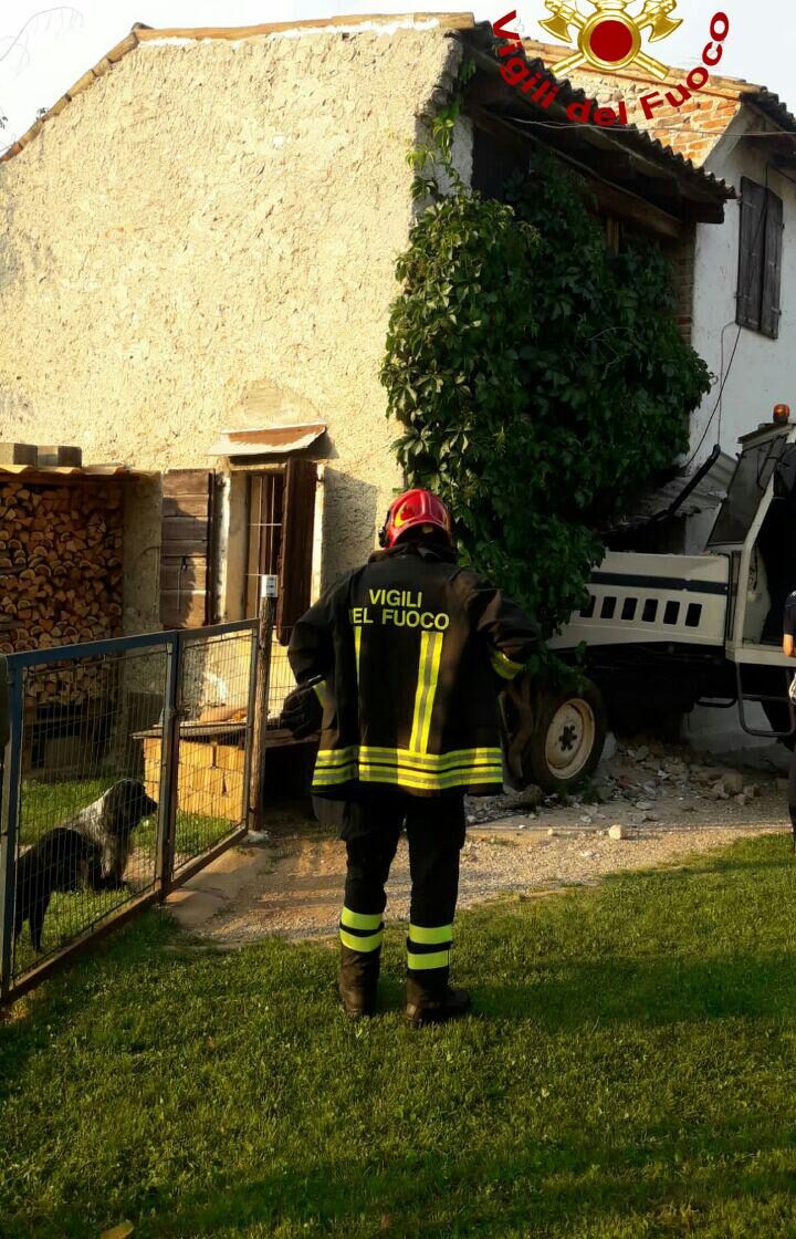 Il trattore finito dentro una casa a Montebelluna