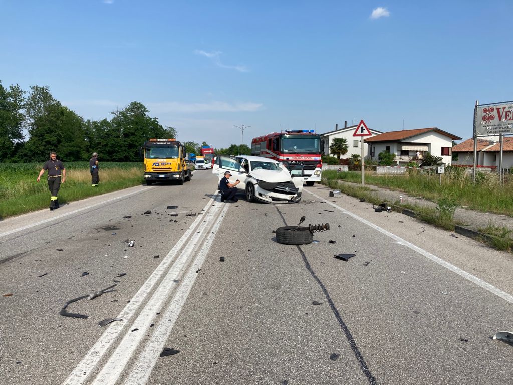 Frontale tra auto e camion, regionale bloccata e traffico in tilt: ferita una 57enne di Resana