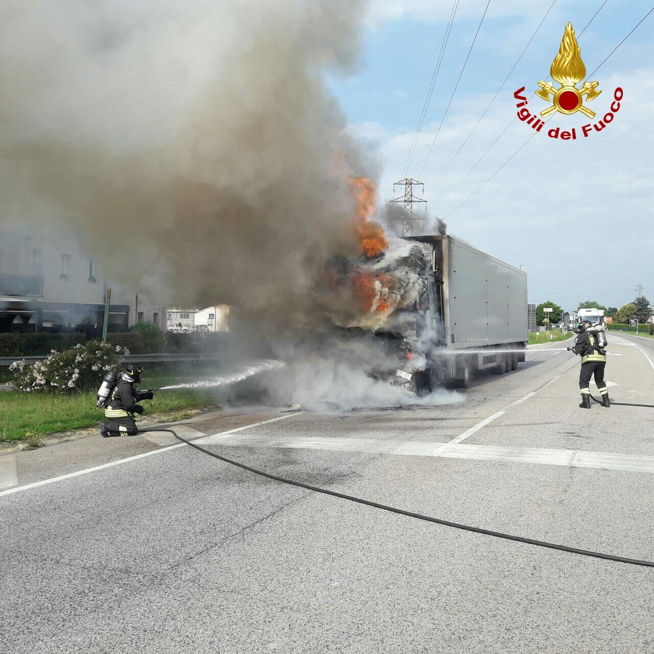 Il camion frigo va a fuoco a Castelfranco, intervengono i pompieri