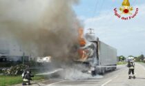 Il camion frigo va a fuoco a Castelfranco, intervengono i pompieri