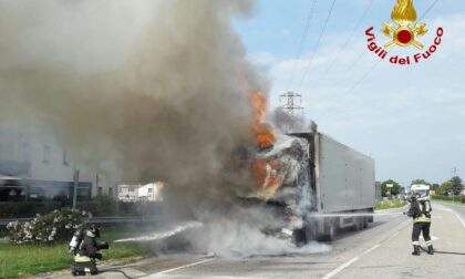 Il camion frigo va a fuoco a Castelfranco, intervengono i pompieri