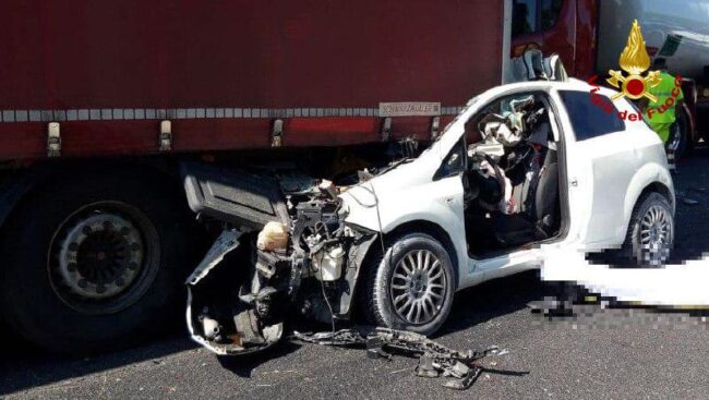 Tragedia in A4, auto finisce sotto il camion: morto un 45enne di Valdobbiadene