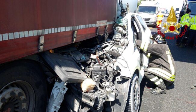 Tragedia in A4, auto finisce sotto il camion: morto un 45enne di Valdobbiadene