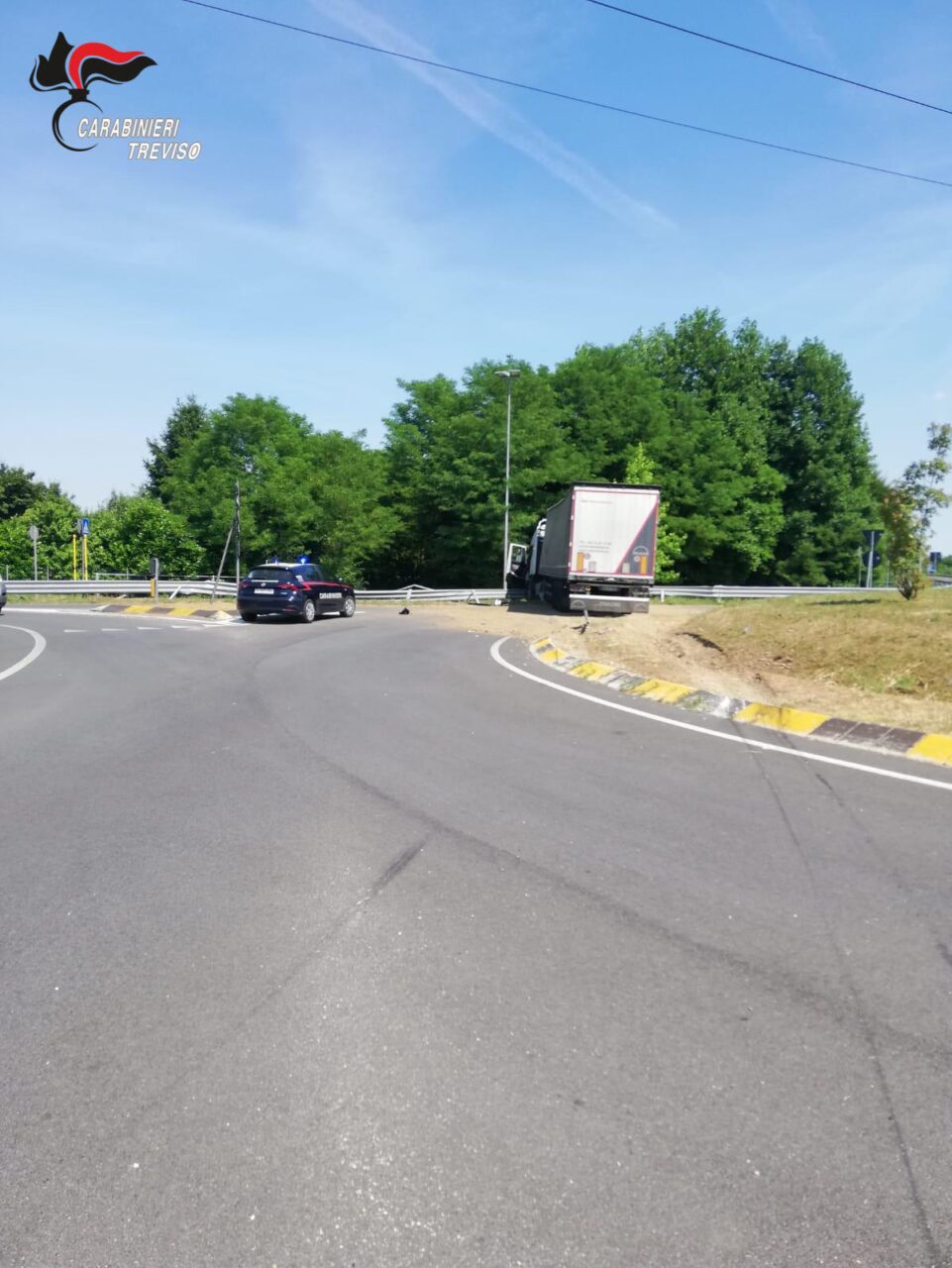 San Fior, il camion si mette di traverso sulla rotonda: traffico in tilt