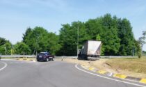 San Fior, il camion si mette di traverso sulla rotonda: traffico in tilt