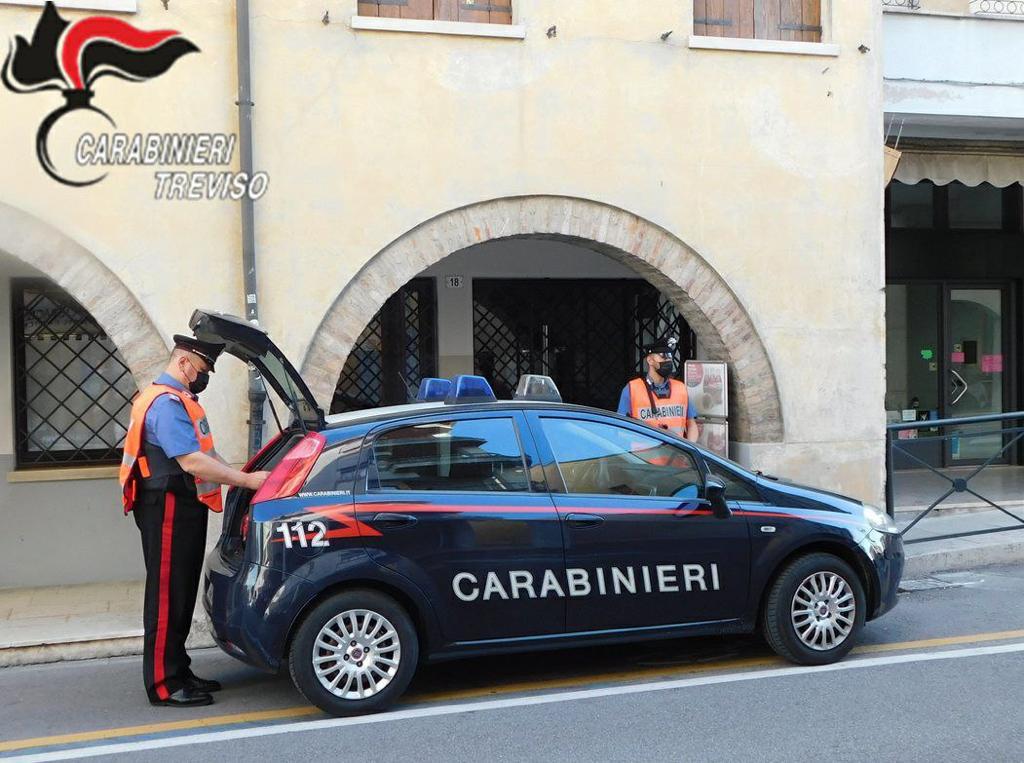 Tenta di imbrogliare all’esame della patente con un auricolare: 31enne nei guai